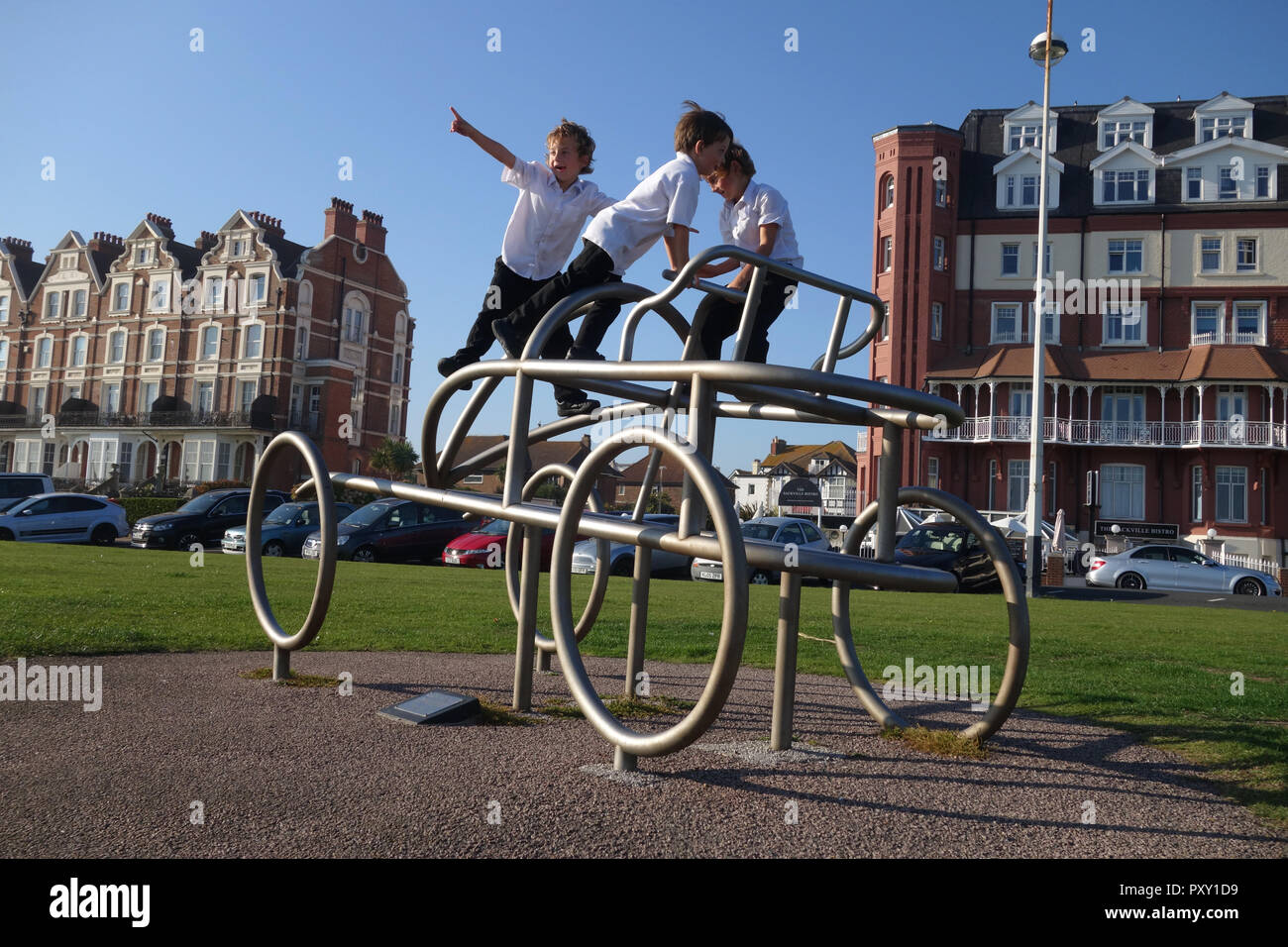 Sculpture honorant la naissance de la course automobile britannique à Bexhill-on-Sea, Royaume-Uni Banque D'Images