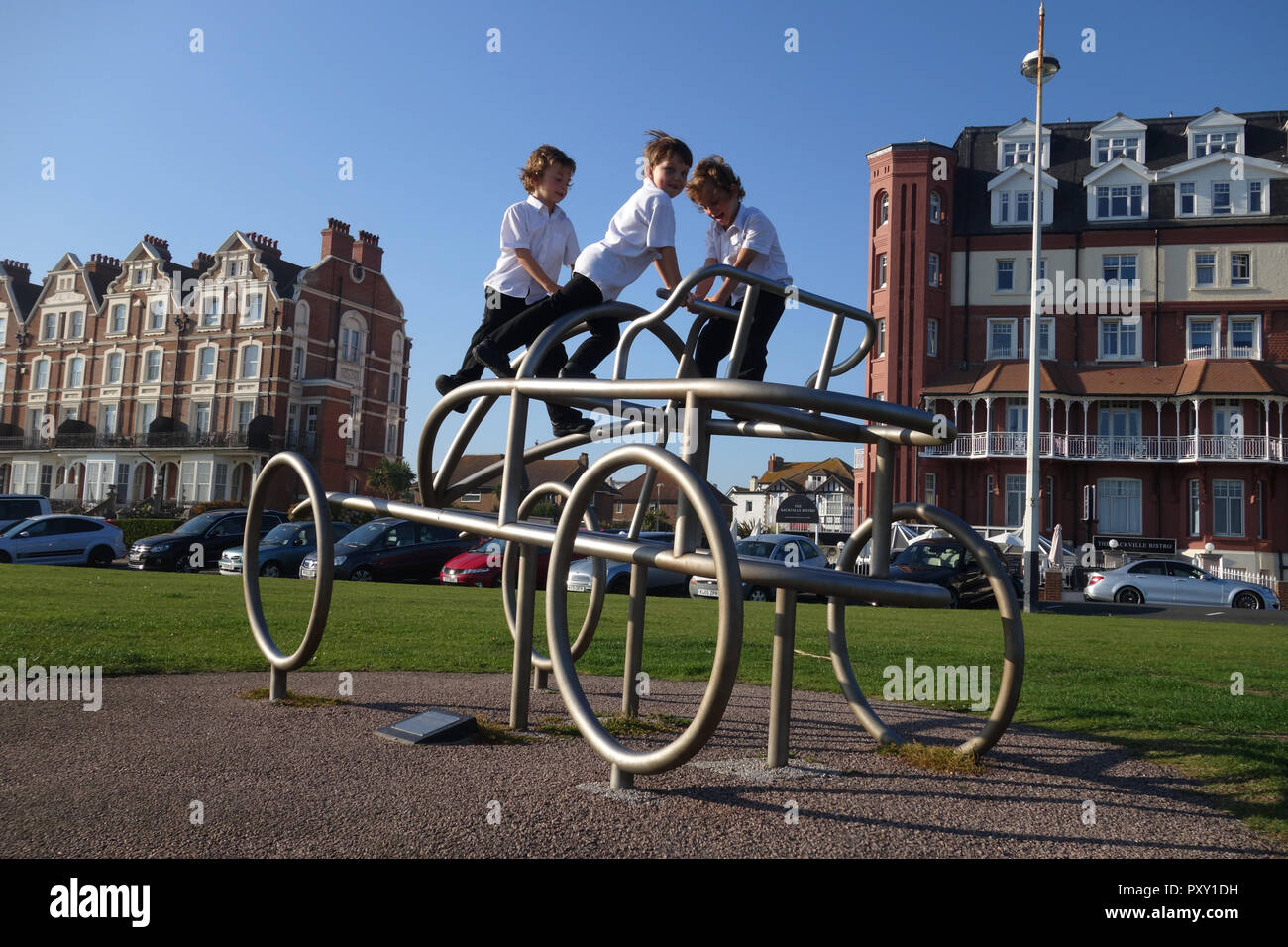 Sculpture honorant la naissance de la course automobile britannique à Bexhill-on-Sea, Royaume-Uni Banque D'Images