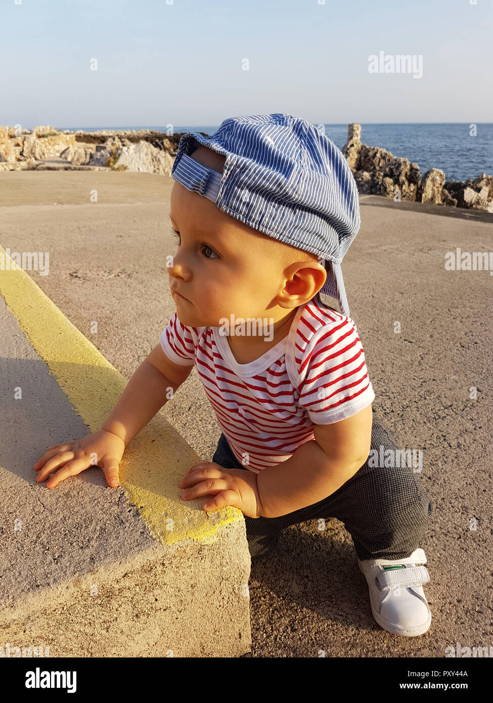 Mignon Bebe Garcon 1 Ans Portant Une Casquette A L Envers Et Les Vetements A Rayures Portrait La Mer Mediterranee En Arriere Plan Photo Stock Alamy Mignon Bebe Garcon 1 Ans Portant Une Casquette A L Envers Et Les Vetements A Rayures Portrait La Mer Mediterranee En Arriere Plan Photo Stock Alamy
