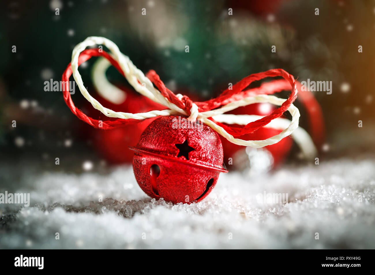 Joyeux Noël et bonne année. Les jouets de Noël et arbre de Noël sur fond de bois sombre. L'horizontale. Banque D'Images