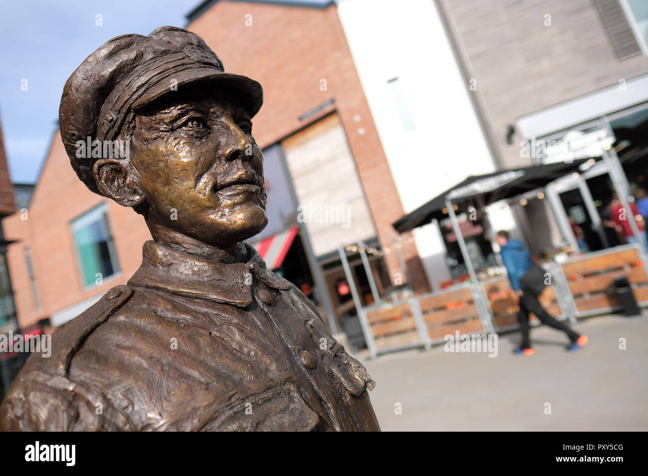 Hereford, Angleterre, Royaume-Uni - statue en bronze de WW1 soldat héros Allan Leonard Lewis VC situé dans le vieux quartier commerçant du marché par le sculpteur Jemma Pearson Banque D'Images