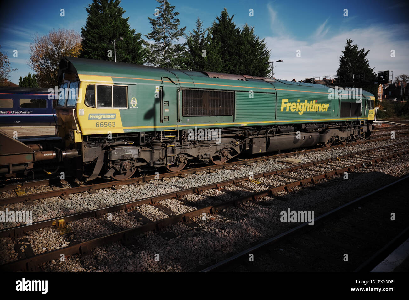 Freightliner 66 Classe locomotive diesel en passant par la gare de Hereford en octobre 2018 Banque D'Images