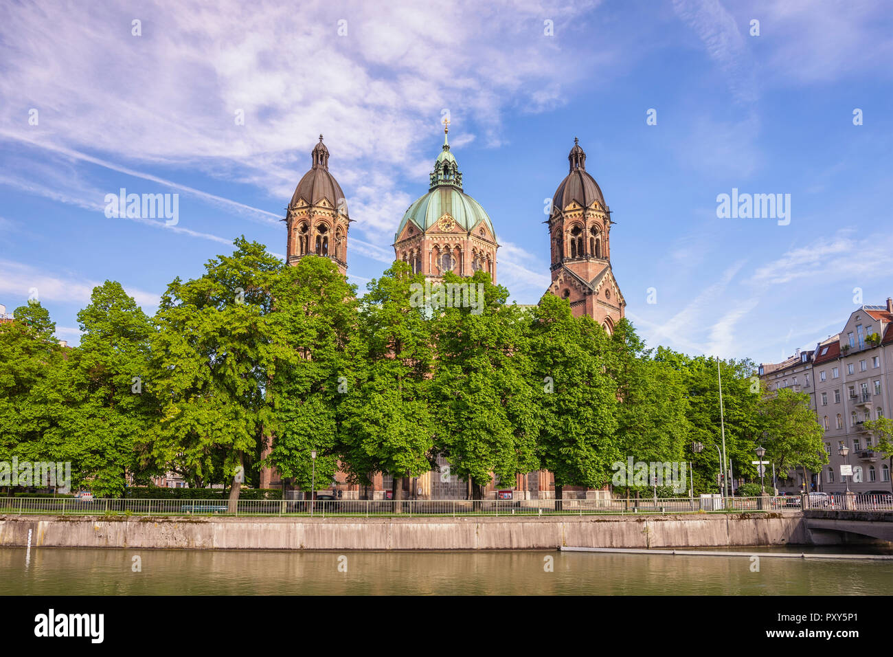 Munich Allemagne, ville à l'église Saint Lukas et fleuve Isar Banque D'Images