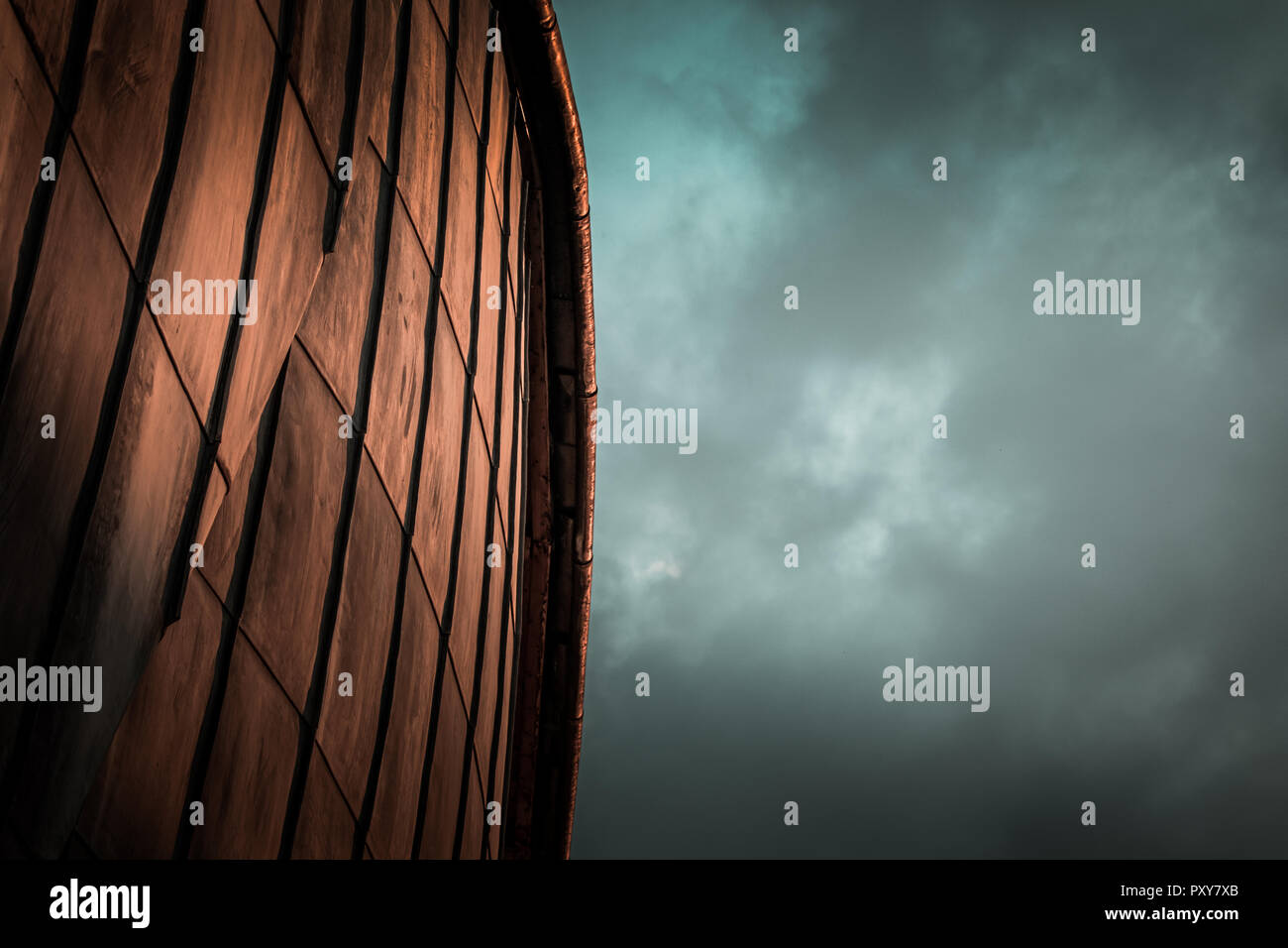Détails de feuilles d'acier rouillé, utilisé pour les toitures en architecture organique de surface. Surface avec des traces de zinc. Banque D'Images