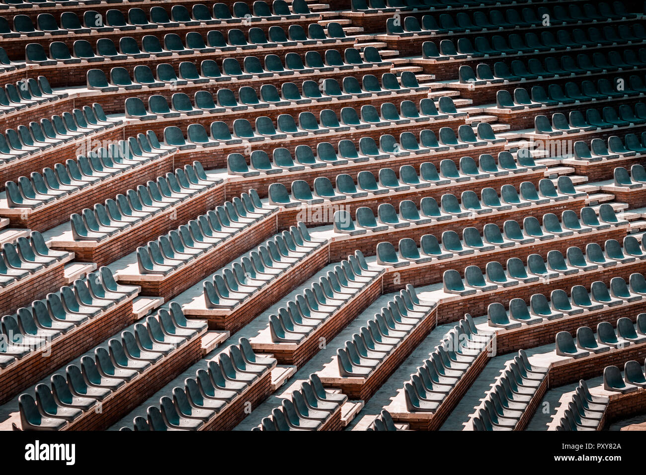 Gratuitement sur plusieurs rangées de sièges non réclamés. Coucher du soleil photo dans public vide de concerts et l'amphithéâtre. Brique rouge et blanc travertin structure. Banque D'Images