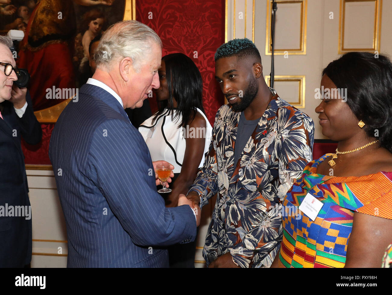 Le Prince de Galles à parler avec le musicien Tinie Cet au cours d'une réception à St James's Palace, Londres, avant sa visite à la Gambie, le Ghana et le Nigeria. Banque D'Images