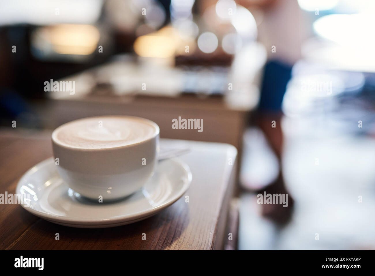 Tasse de cappuccino délicieux assis sur une table de café Banque D'Images