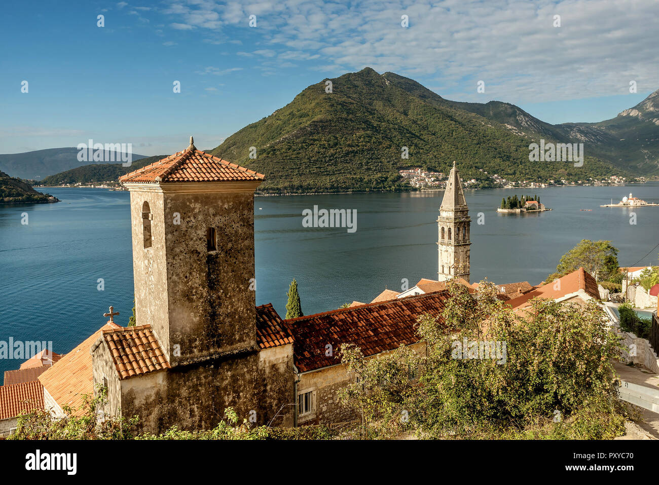 Vue sur la baie de Kotor avec deux petites îles (île de Saint George et de l'Île de Notre Dame de la roche) et clocher de l'église de Saint Nicholas, au P Banque D'Images
