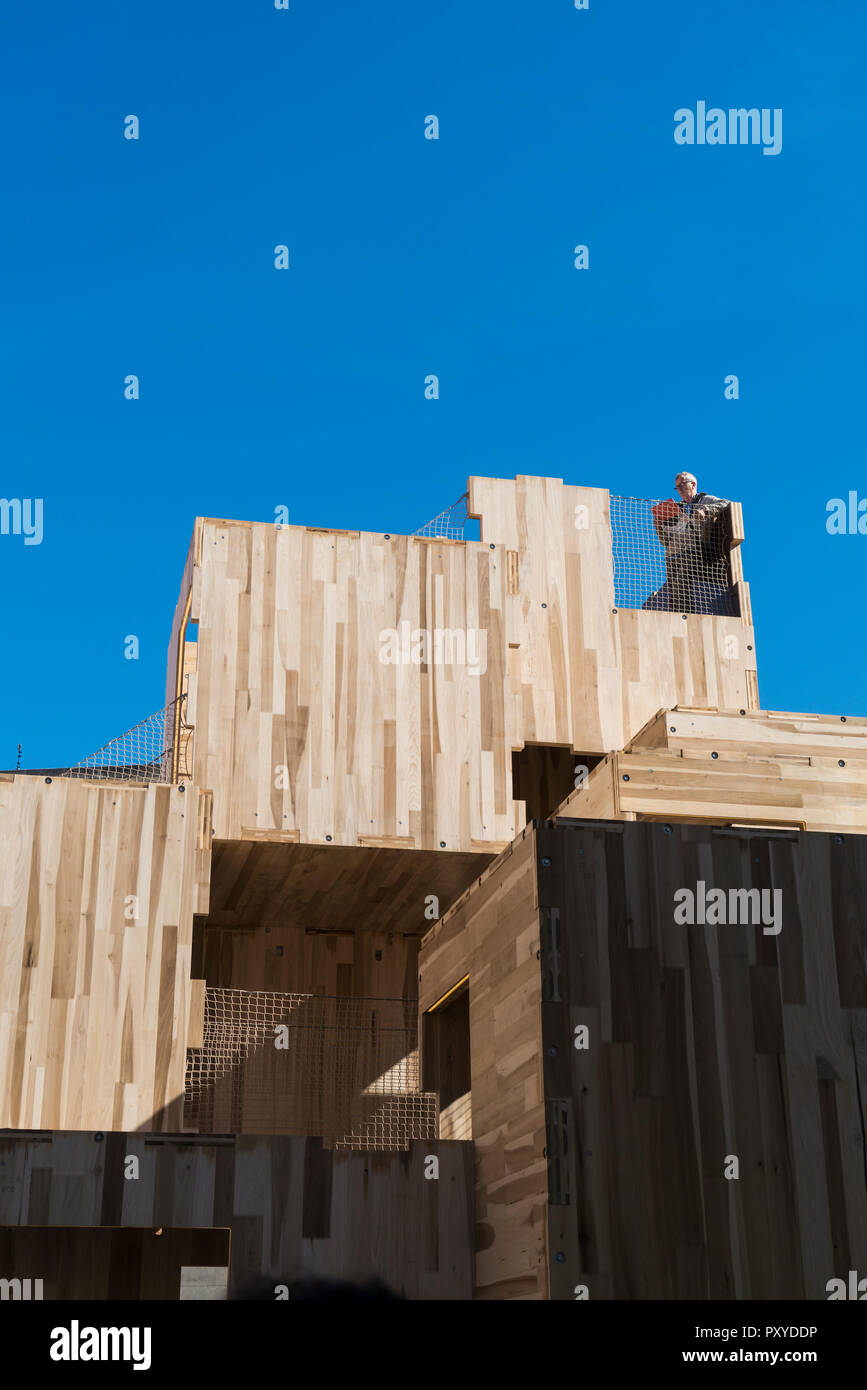 Un homme debout sur le multiplier à V&A Museum. C'est un labyrinthe temporaire-comme la structure qui met en évidence la problématique mondiale du changement climatique et du besoin de logement Banque D'Images