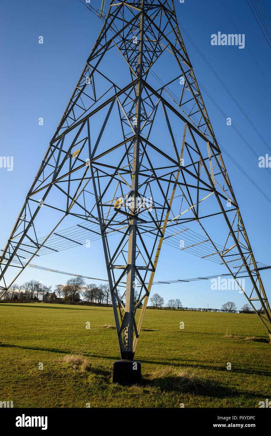 Base d'un pylône d'électricité Photo Stock - Alamy