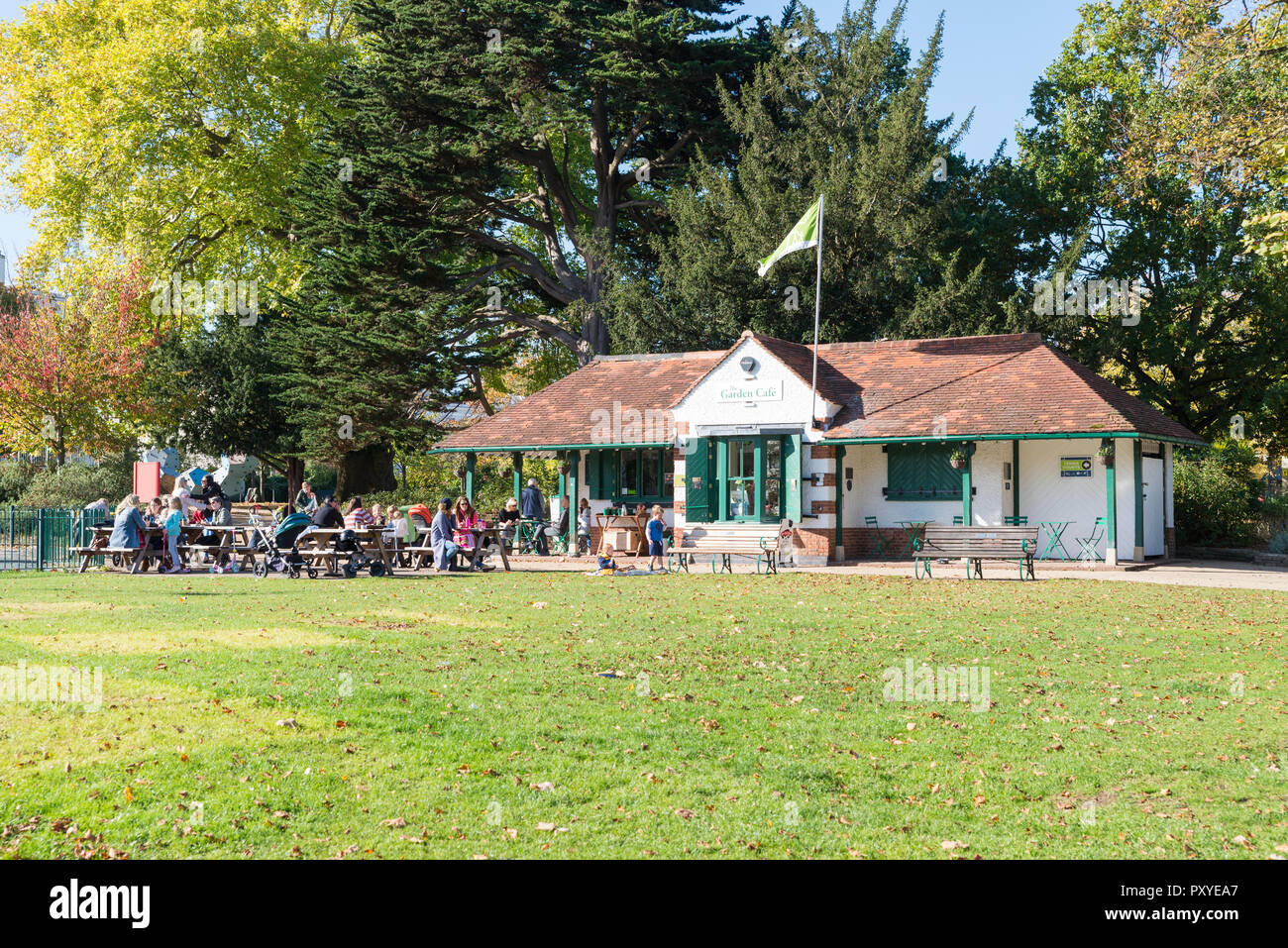 Montpellier Garden Cafe dans le parc avec les gens assis dehors sur une journée ensoleillée d'automne Banque D'Images