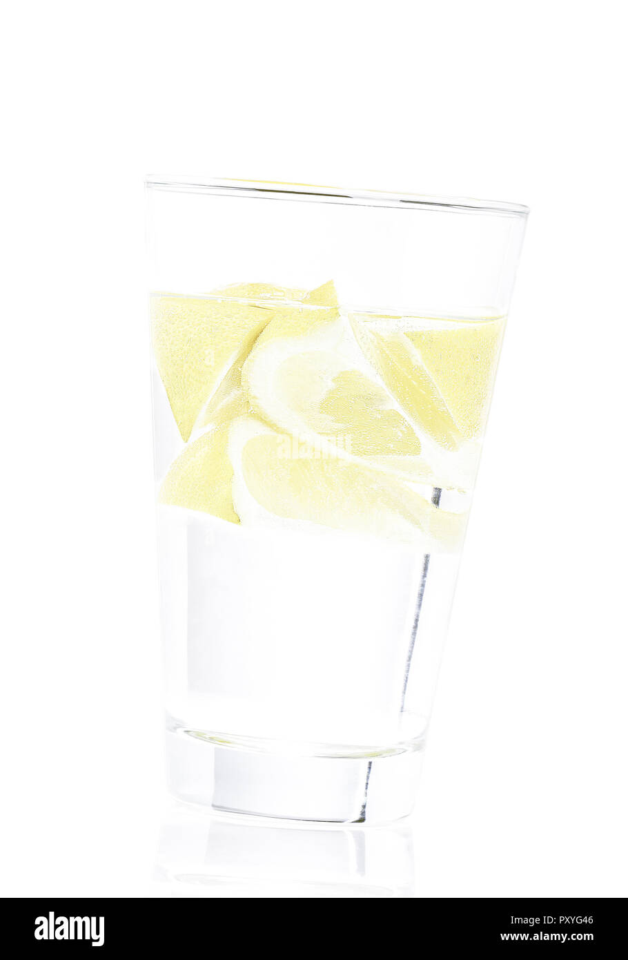 Glas Wasser mit Zitrone Banque D'Images