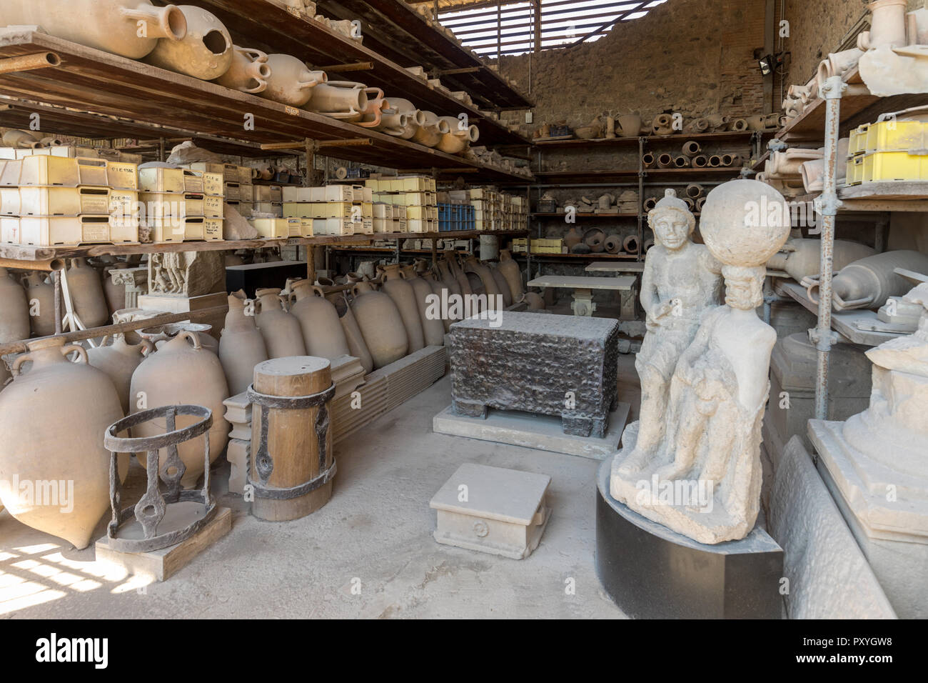 Navires, pots et une variété d'objets d'éruption du Vésuve à Pompéi ont été excavés et catalogué .Pompei, Italie Banque D'Images