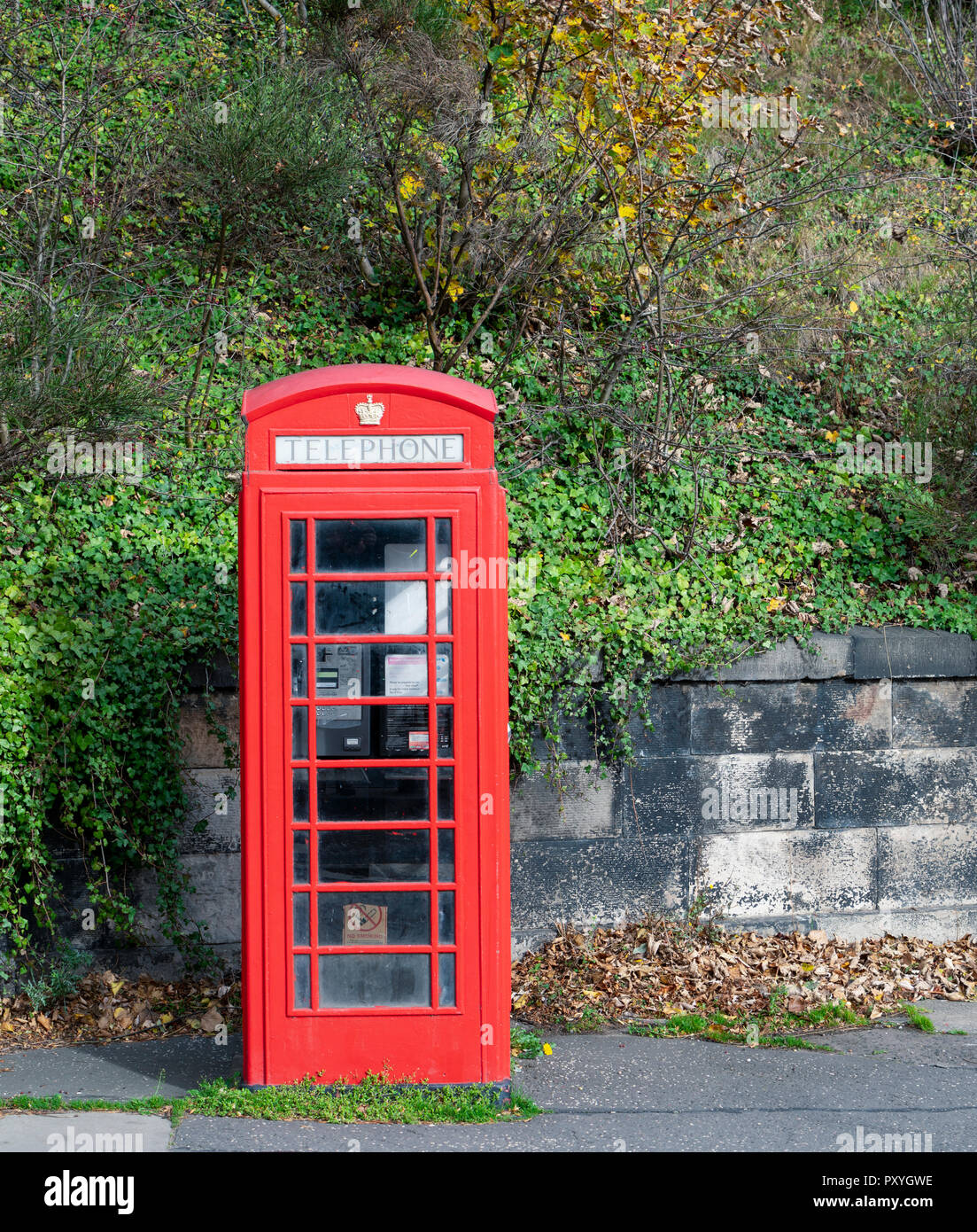 Un seul original old red telephone box. Banque D'Images