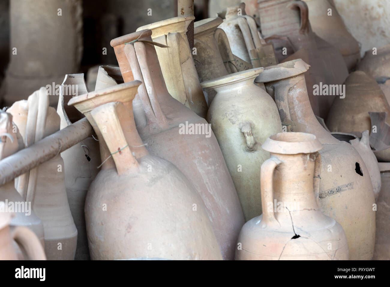 Navires, pots et une variété d'objets d'éruption du Vésuve à Pompéi ont été excavés et catalogué .Pompei, Italie Banque D'Images
