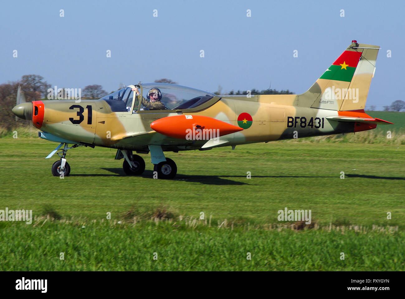 SIAI MARCHETTI SF.260W Warrior G-NRRA BF8431 de Geoffrey Boot Royal Aero Club RAeC Air Race Series à grand terrain d'Oakley, Essex, Royaume-Uni. Vol privé Banque D'Images