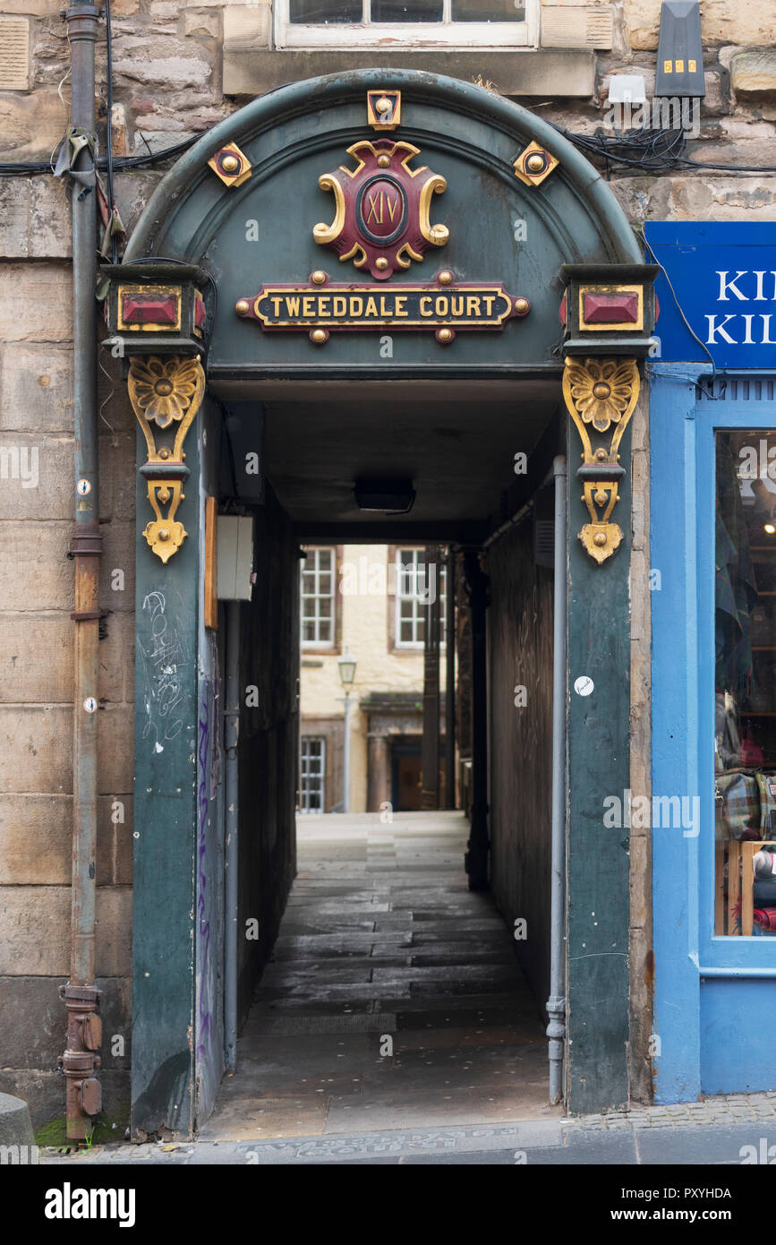 Détail de décoration ouvragée à l'entrée du passage (près la Cour Tweeddale) sur le Royal Mile, dans la vieille ville d'Édimbourg, Écosse, Royaume-Uni Banque D'Images