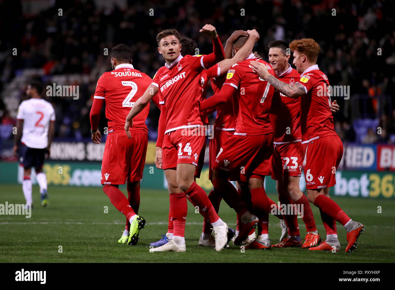 La forêt de Nottingham Trésorerie Matty Lewis Grabban teammate célèbre après avoir marqué son troisième but du côté du jeu au cours de la Sky Bet match de championnat à l'Université de Bolton Stadium. Banque D'Images
