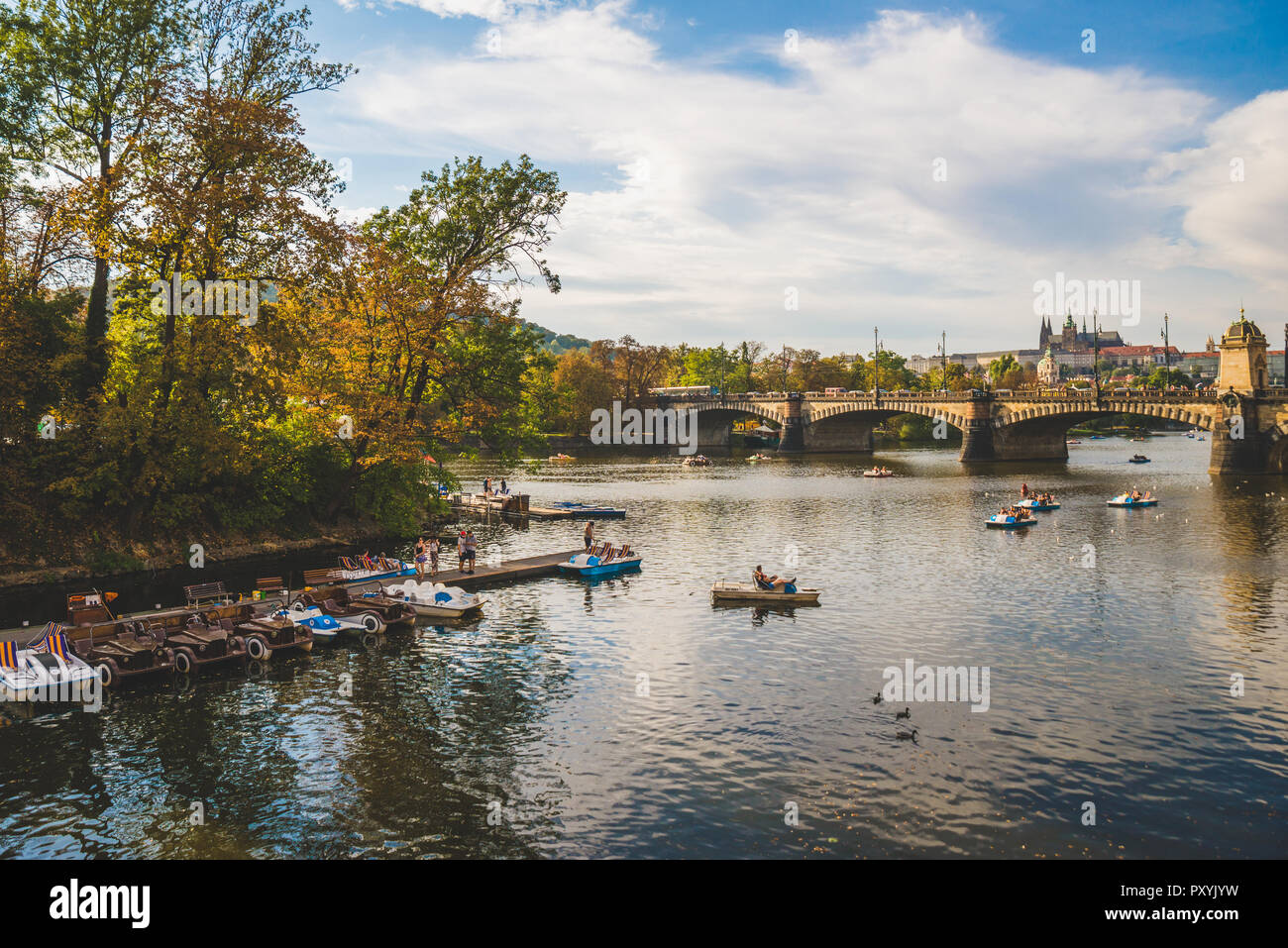 Prague, République tchèque - 2018.09.21 : belle journée ensoleillée dans la vieille ville, par la Vltava Banque D'Images