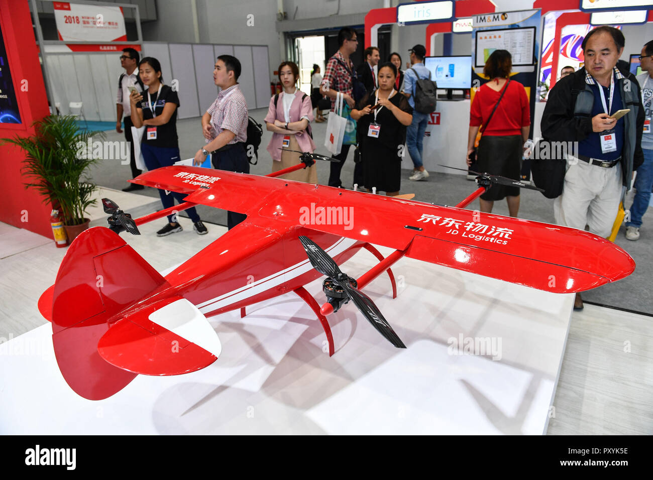 Shunde, la province chinoise du Guangdong. 24 Oct, 2018. Les visiteurs d'oeil à un drone d'énergie hybride pour la livraison e-commerce Internet au cours de l'Expo à Shunde District de Foshan, Province du Guangdong en Chine du sud, le 24 octobre 2018. La 4e Expo Internet le coup d'ici mercredi. Cette année, l'expo se compose de six parties principales, respectivement "Internet plus" Les techniques de pointe, l'entreprise numérique, la vie numérique, l'Innovation et des Startups, robotique et systèmes intelligents de fabrication et de robots. L'expo rassemble plus de 650 entreprises de partout dans le monde. Credit : Lu Ye/Xinhua/Alamy Live News Banque D'Images