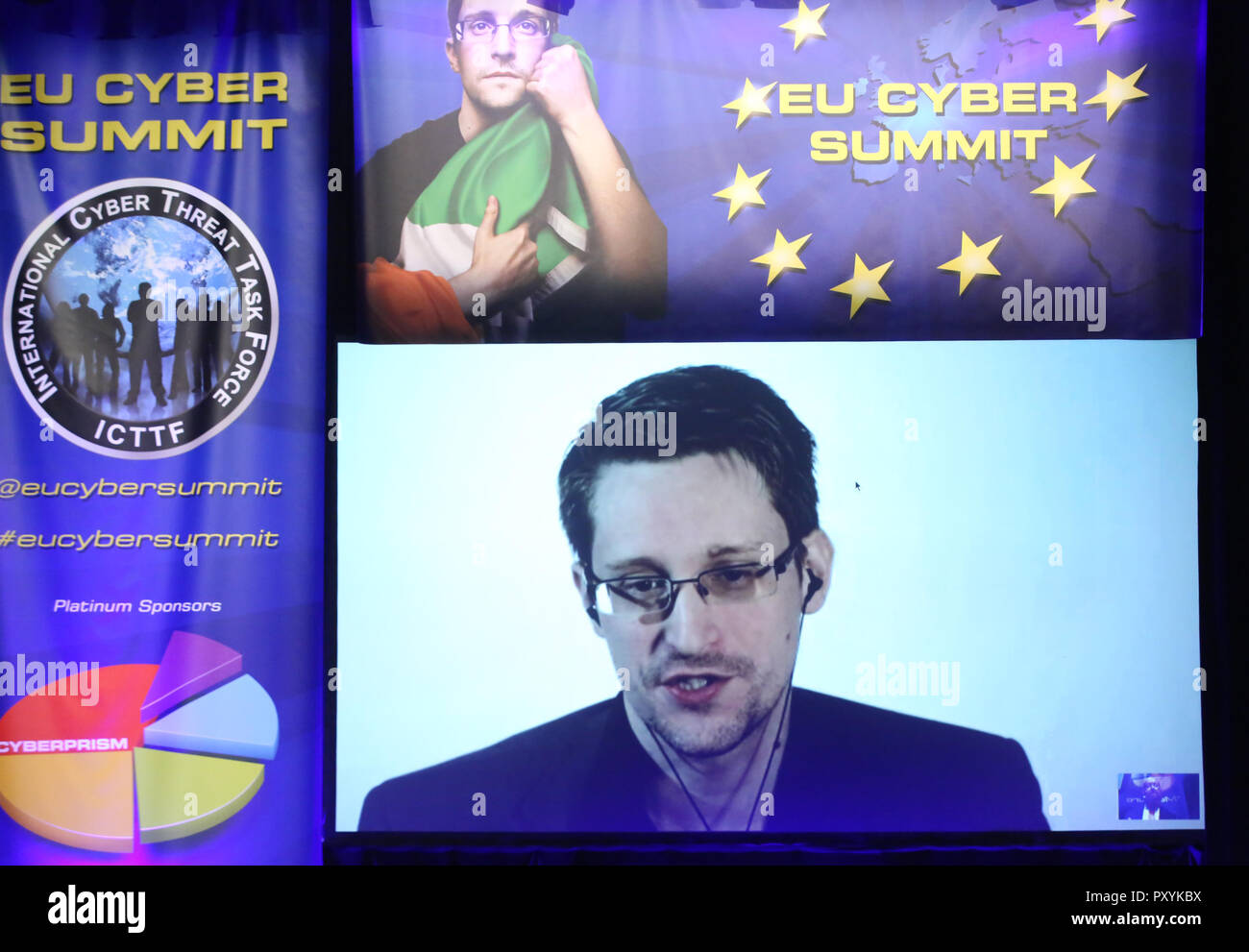 Dublin, Irlande. 24 octobre, 2018. Sommets UE Cyber. Edward Snowden s'exprimant lors de l'UE Sommet de Cyber. Helix, DCU par vidéo. La transmission a dû être mis en pause pendant 10 minutes après que la mauvaise qualité de la vidéo, avec des rapports que le Sommet avait reçu des menaces que la vidéo serait entravé. Photo : Sam Boal/RollingNews.ie/Alamy Live News Banque D'Images