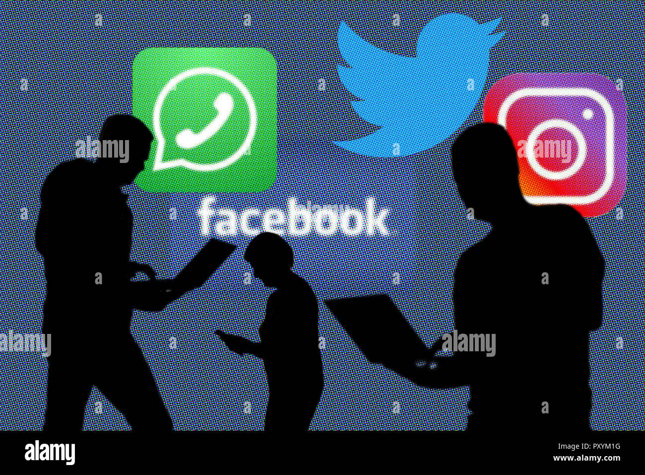 Munich, Allemagne. 24 Oct, 2018. Photo symbolique : Facebook, whatsApp, Twitter, instagram, les réseaux sociaux, les gens silhouettes sur ordinateur portable et smartphone, iPad en face de logos, logo. Utilisation dans le monde entier | Credit : dpa/Alamy Live News Banque D'Images