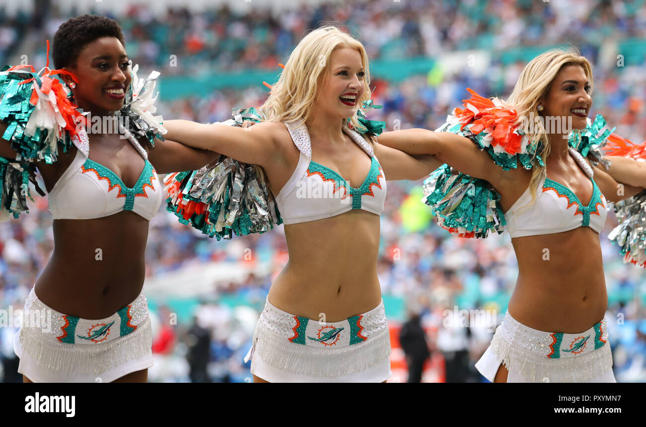 Miami Gardens, Florida, USA. 21 Oct, 2018. Miami Dolphins cheerleaders effectuer lors d'un match de football entre les NFL Detroit Lions et les Dolphins de Miami au Hard Rock Stadium de Miami Gardens, en Floride. Crédit : Mario Houben/ZUMA/Alamy Fil Live News Banque D'Images