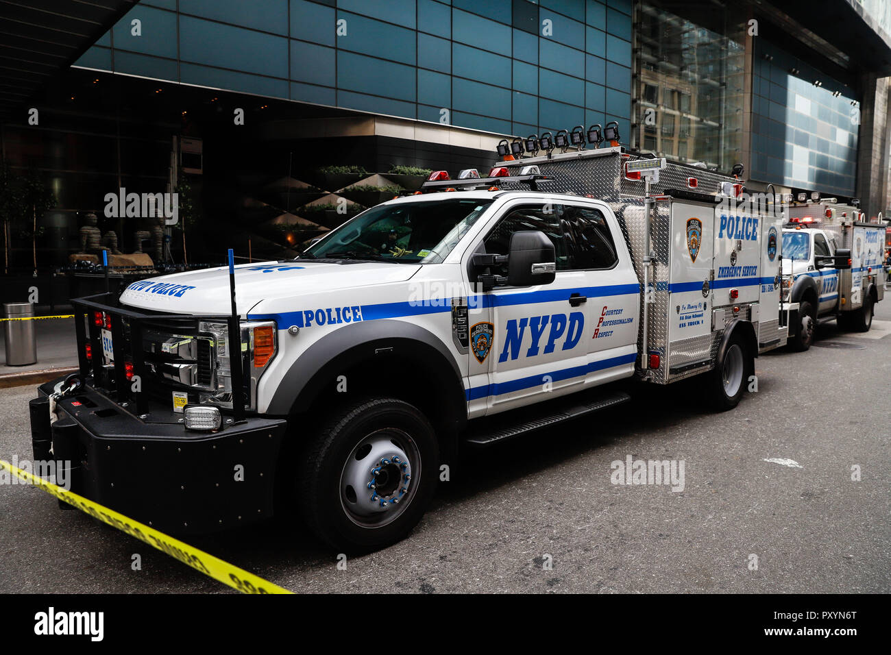 Isoler la Police de la région où un paquet suspect a été découvert à partir de CNN près de Columbus Circle à New York mercredi. (PHOTO : VANESSA CARVALHO/BRÉSIL PHOTO PRESSE) Banque D'Images