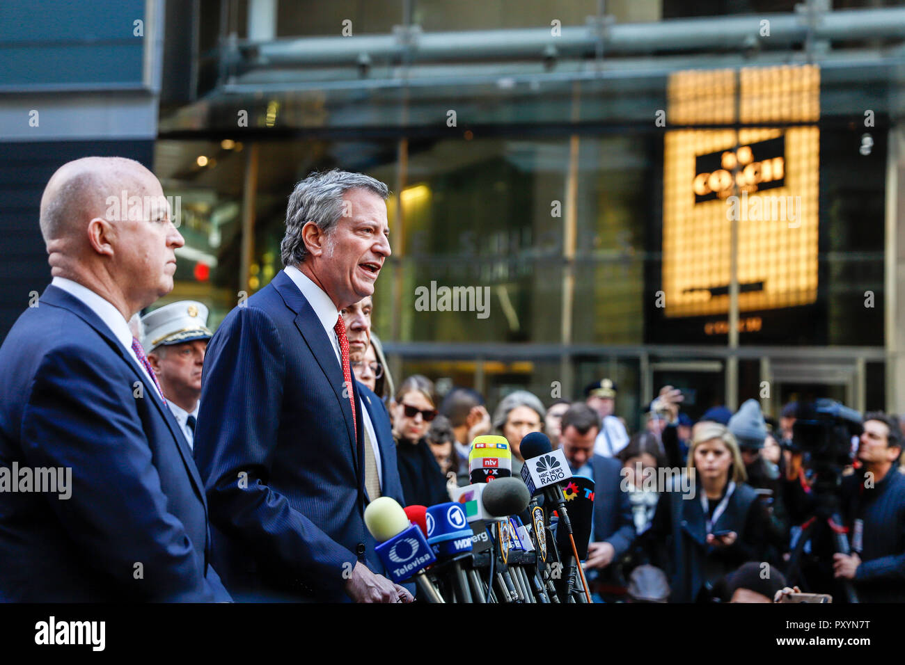 Gouverneur de New York Andrew Cuomo (or tie), le maire Bill De Blasio (cravate rouge) et le chef de la Police de New York James P. O'Neill (cravate rose) assiste à la presse dans la région où un paquet suspect a été découvert à partir de CNN près de Columbus Circle à New York ce mercredi, 24 (Photo : VANESSA CARVALHO/BRÉSIL PHOTO PRESSE) Banque D'Images