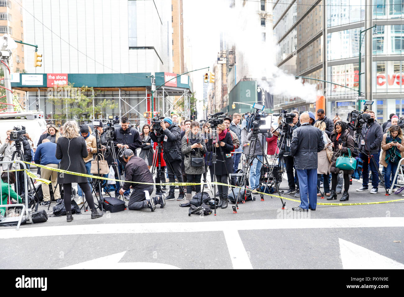 Isoler la Police de la région où un paquet suspect a été découvert à partir de CNN près de Columbus Circle à New York mercredi. (PHOTO : VANESSA CARVALHO/BRÉSIL PHOTO PRESSE) Banque D'Images