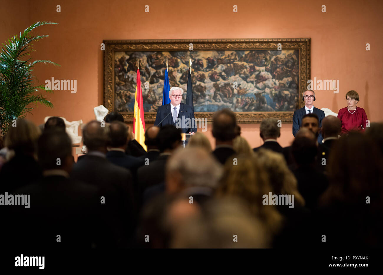 Madrid, Espagne. 24 Oct, 2018. 24 octobre 2018, l'Espagne, Madrid : Président fédéral Frank-Walter Steinmeier (L) parle en présence de sa femme Elke Buedenbender et le ministre espagnol de la Culture José Guirao Cabrera à l'ouverture de l'exposition 'Beckmann Exil Figures" au Musée Thyssen-Bornemisza. Président M. Steinmeier et son épouse sont sur une visite de deux jours en Espagne. Crédit : Bernd von Jutrczenka/dpa/Alamy Live News Banque D'Images