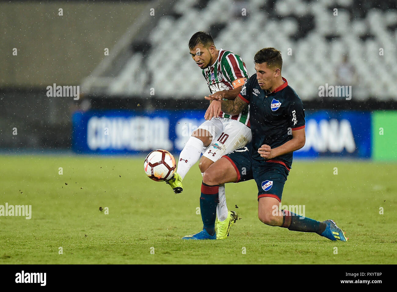 Rio de Janeiro - 24/10/2018 - la Copa Sudamericana 2018 contre Fluminense - Nacional - URU - Joueur de Fluminense Sornoza offre de règlement des différends avec Christian Oliva joueur de National (URU) au cours de match au stade Engenhao pour le championnat de la coupe d'Amérique du Sud 2018. Photo : Thiago Ribeiro / AGIF Banque D'Images