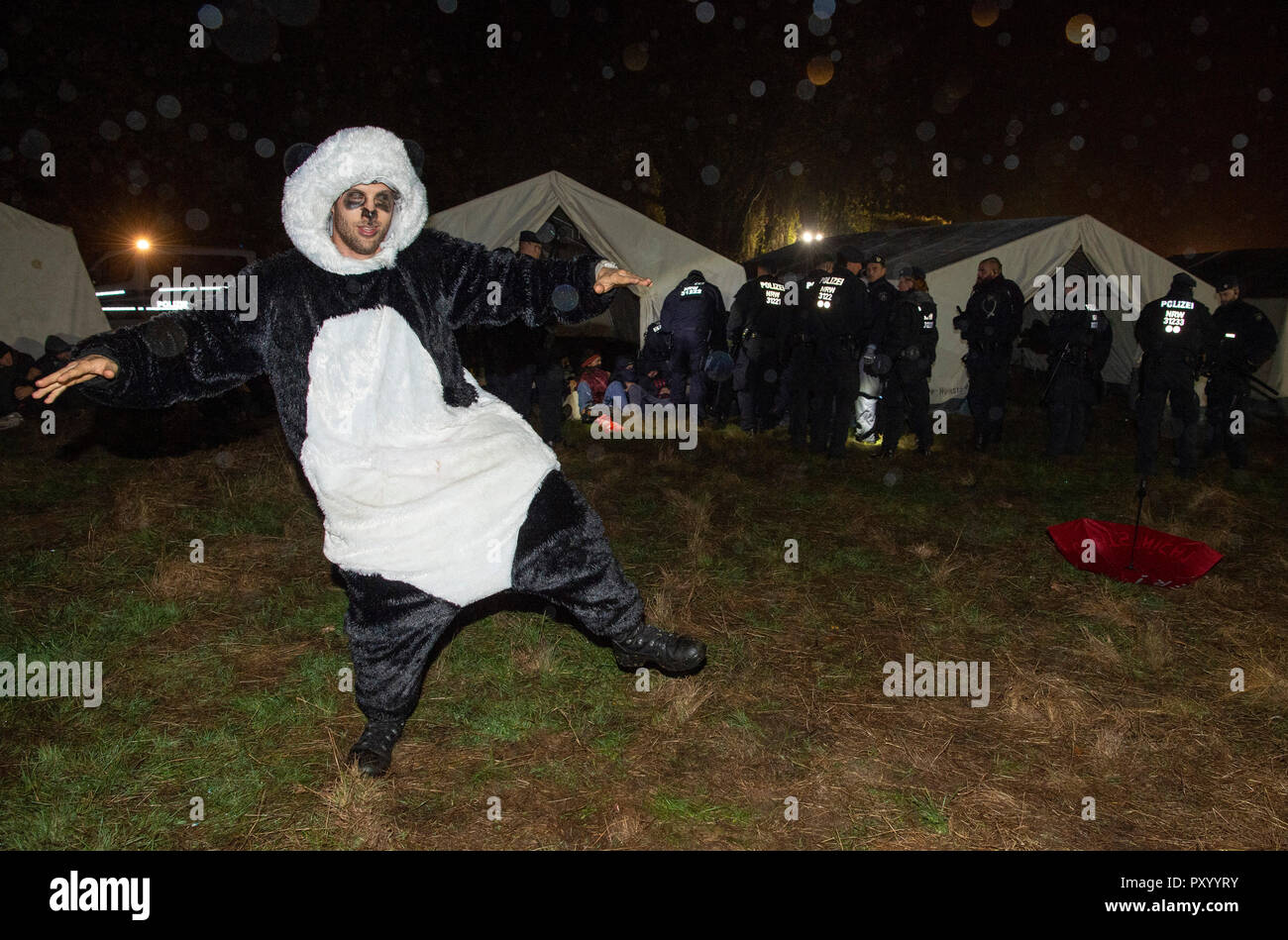 Kerpen Manheim Allemagne 24 Oct 18 Un Militant Avec Un Panda Costume Danse Alors Que Le Camp Des Militants De L Action Alliance Ende Gelande Est Effacee La Police A Commence Tard Mercredi