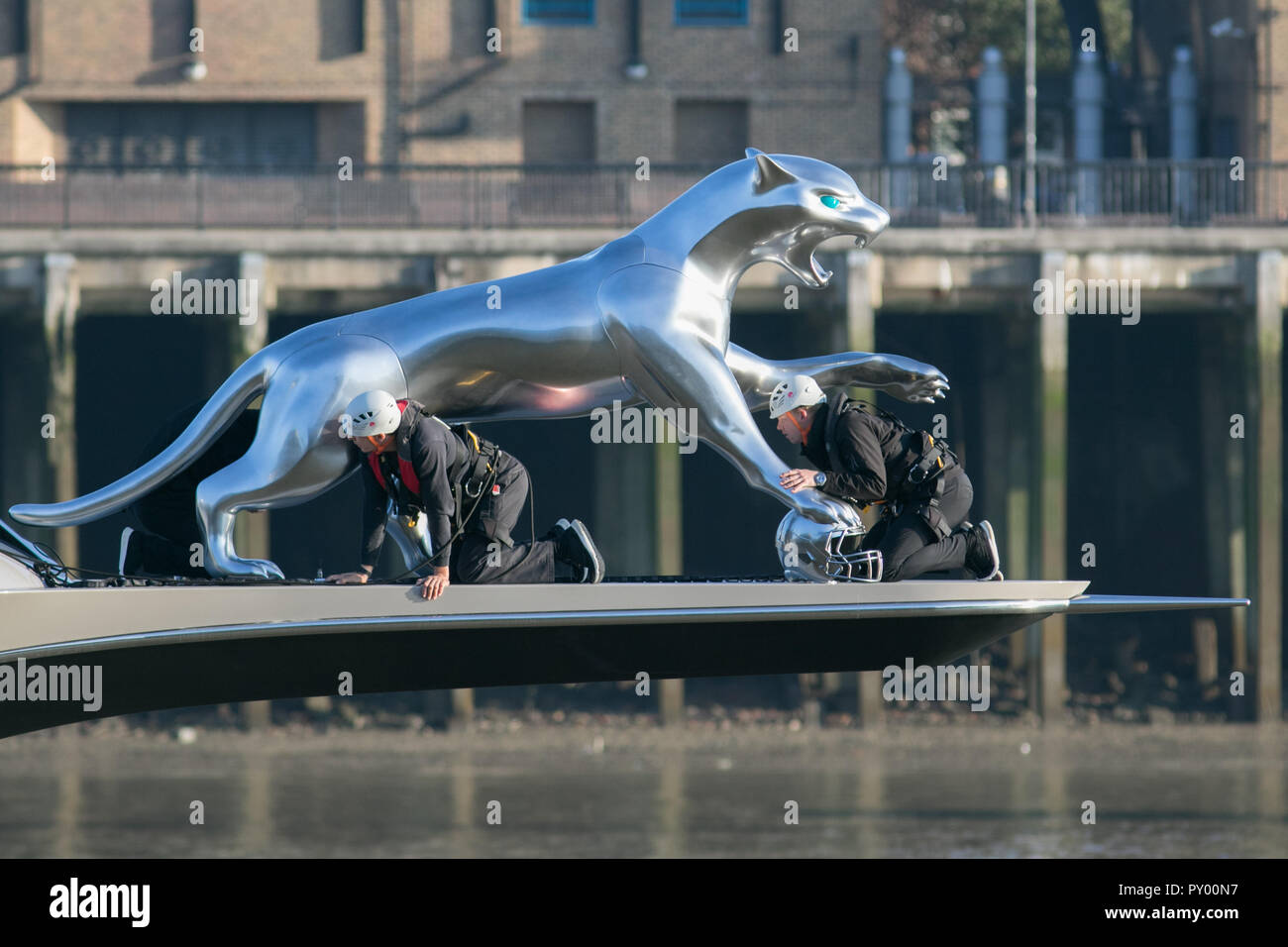 London UK. 25 octobre 2018. Place du personnel un grand Jaguar en acier sur la proue du bateau 308ft superyacht "Kismet" amarré sur la Tamise administré par Pakistani-American billionaire Shahid Khan qui est le propriétaire de la Franchise NFL Jacksonville Jaguars Shahid Khan est classé 70e dans la liste de Forbes 400 américains les plus riches, et l'ensemble est la 221e personne la plus riche dans le worldCredit : amer ghazzal/Alamy Live News Banque D'Images