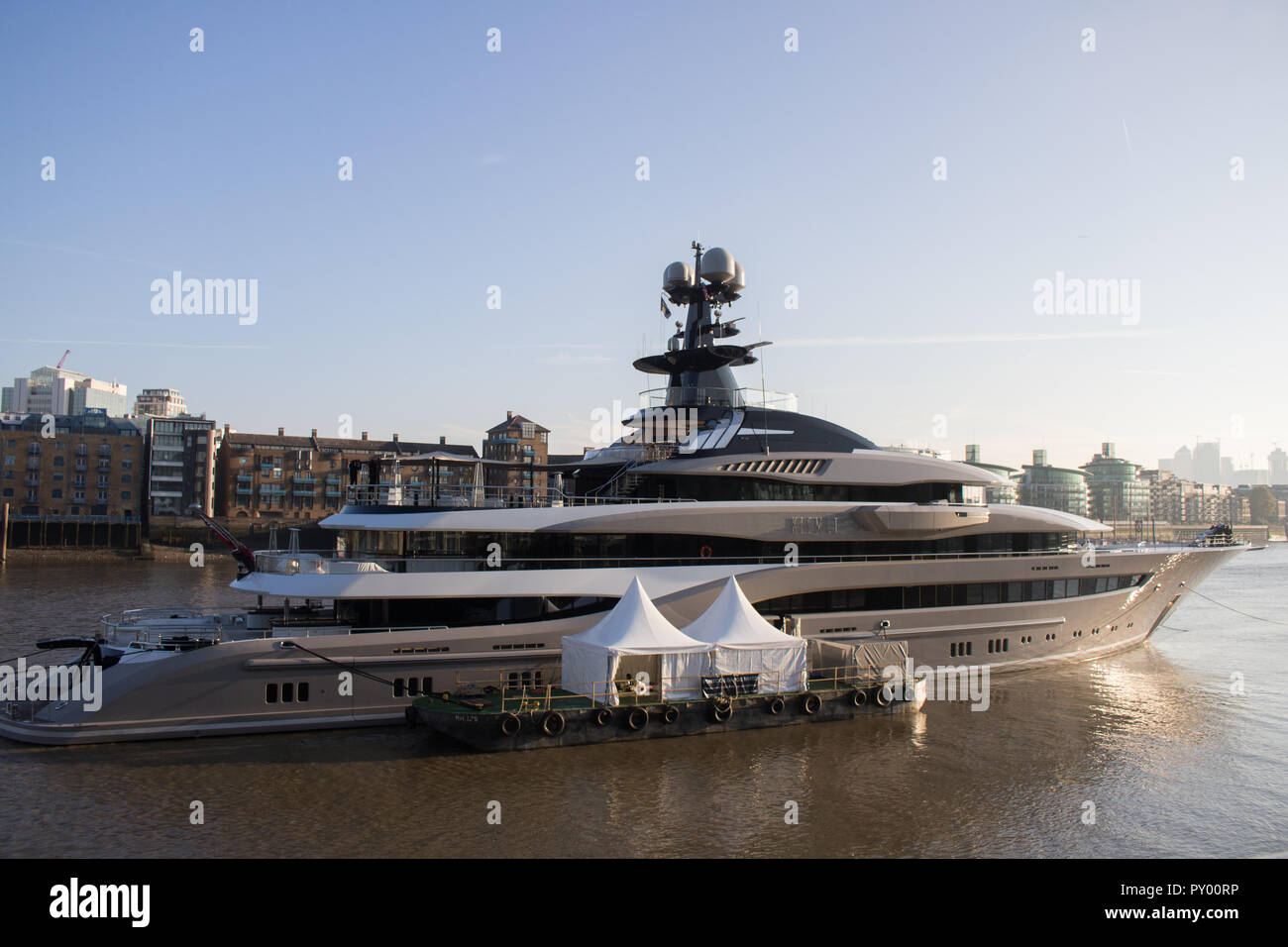 London UK. 25 octobre 2018. Le bateau 308ft superyacht "Kismet" amarré sur la Tamise administré par Pakistani-American billionaire Shahid Khan qui est le propriétaire de la Franchise NFL Jacksonville Jaguars Shahid Khan est classé 70e dans la liste de Forbes 400 américains les plus riches, et l'ensemble est la 221e personne la plus riche dans le worldCredit : amer ghazzal/Alamy Live News Banque D'Images