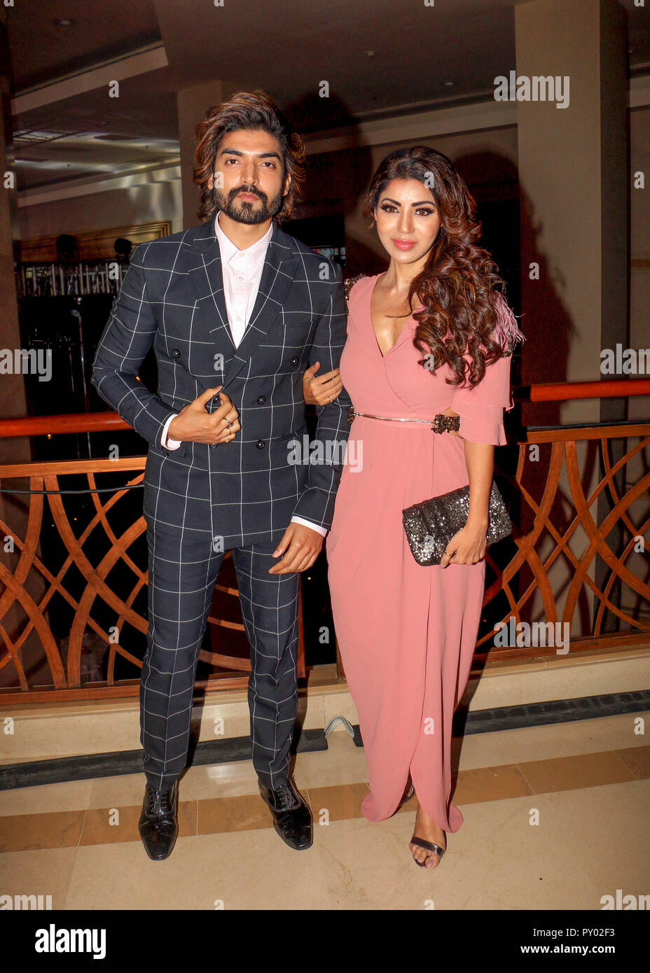 L'actrice indienne Gurmeet Choudhary avec femme Debina Bonnerjee vu à la designer Vikram Phadnis's fashion show à l'hôtel JW Marriott Juhu à Mumbai. Banque D'Images