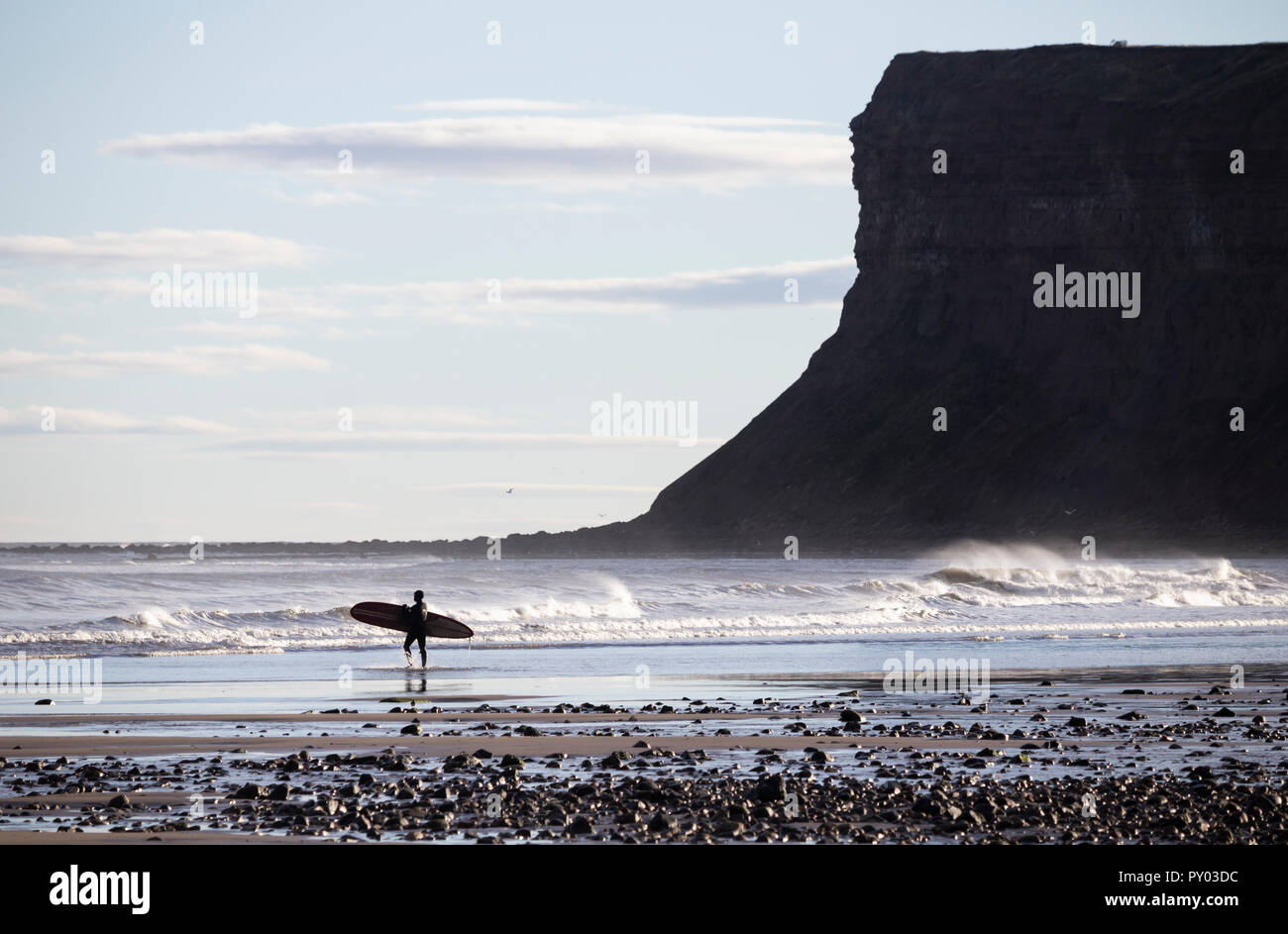Surfer, surf, Saltburn by the sea, North Yorkshire, Angleterre. UK Banque D'Images