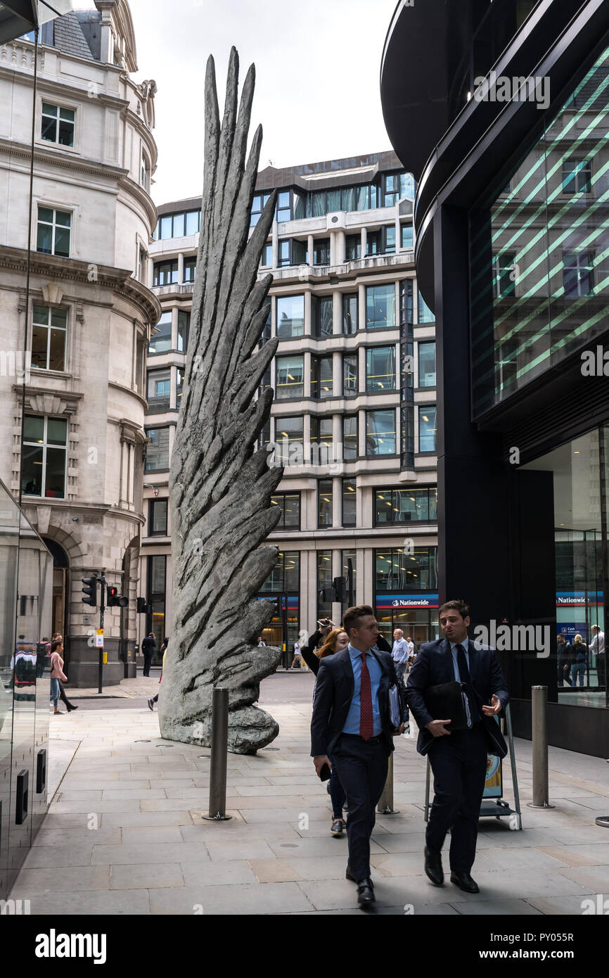 L'aile de la ville, une sculpture en bronze de Christopher Le Brun à Threadneedle à pied, avec des hommes d'affaires en passant devant, Londres, Royaume-Uni Banque D'Images