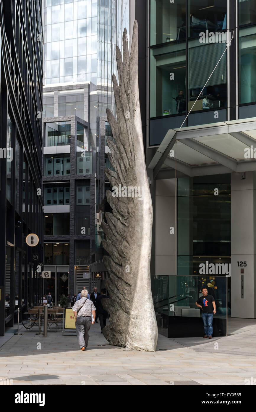 L'aile de la ville, une sculpture en bronze de Christopher Le Brun à Threadneedle à pied, des personnes qui se passé, Londres, UK Banque D'Images