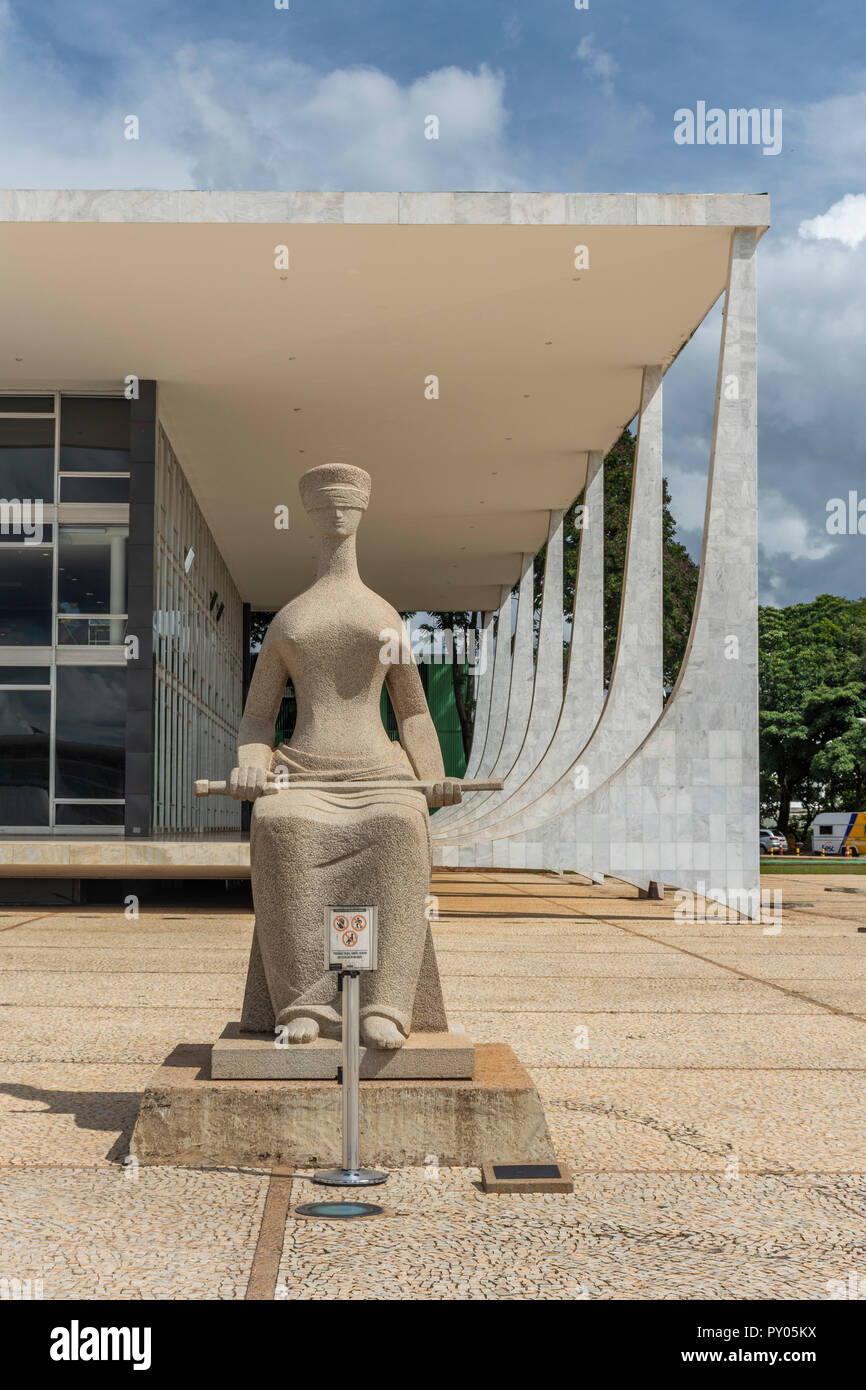 Statue et l'extérieur de l'édifice de la Cour supérieure de justice, Brasilia, Brésil Banque D'Images