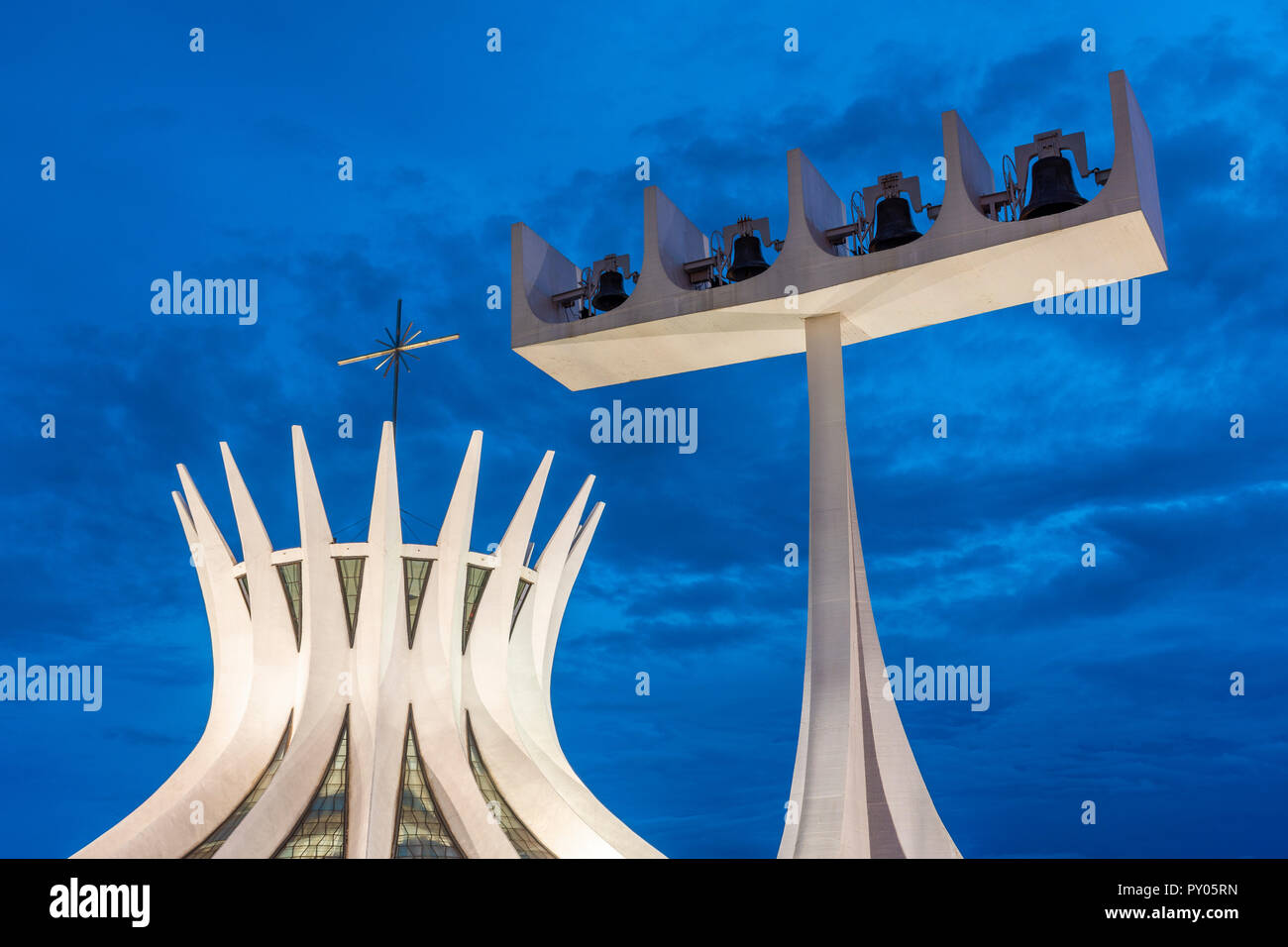 Extérieur de la cathédrale de Brasilia avec clocher au crépuscule, Brasilia, Brésil Banque D'Images