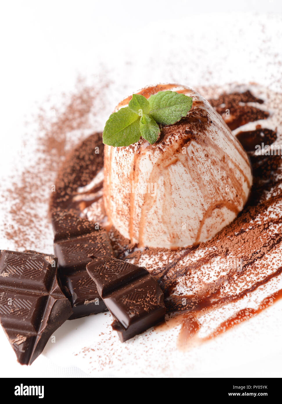 Panna cotta dessert italien avec du chocolat Banque D'Images