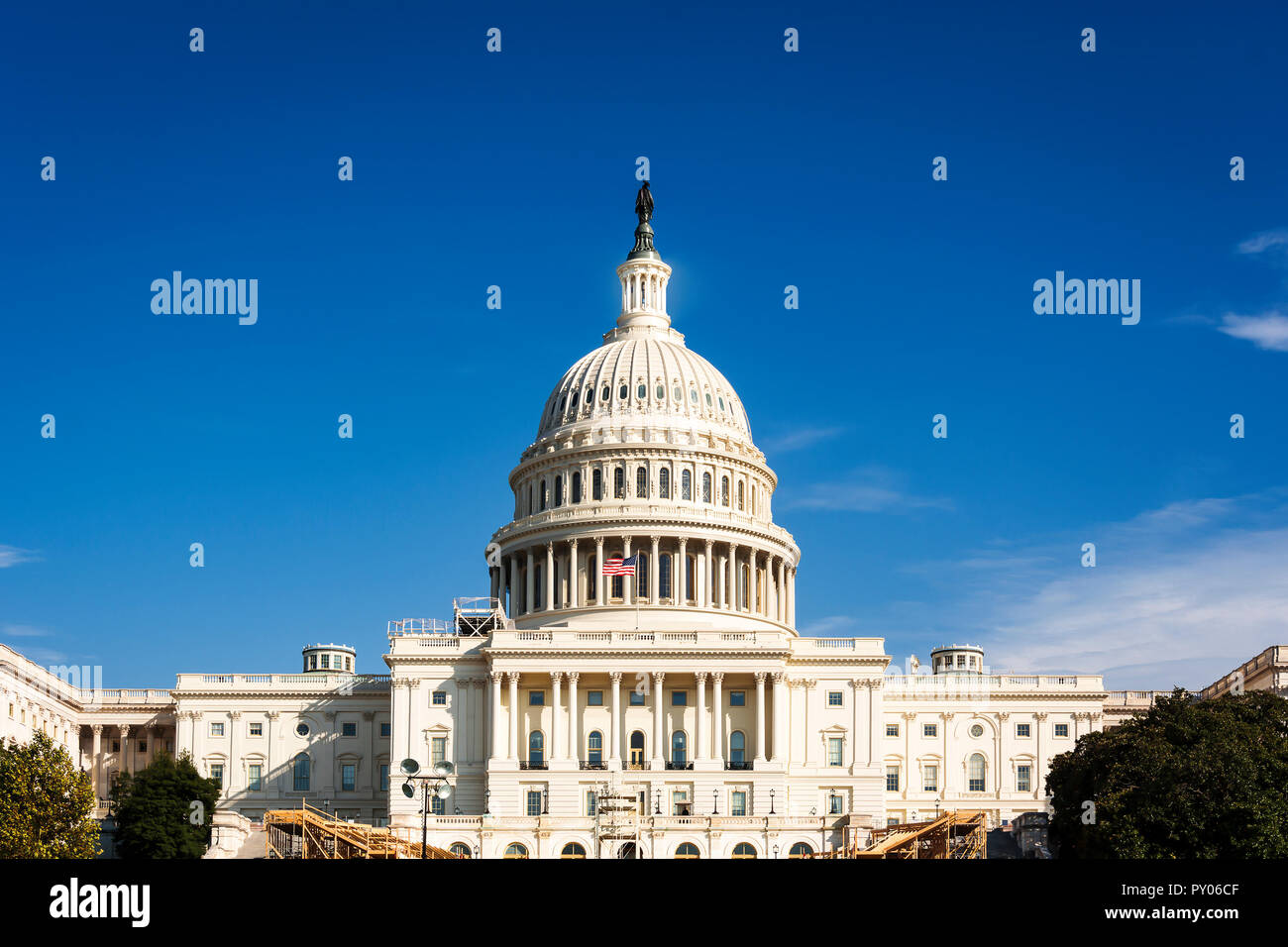 Façade du Congrès des États-Unis sur la colline du Capitole, à Washington DC, un jour ensoleillé Banque D'Images