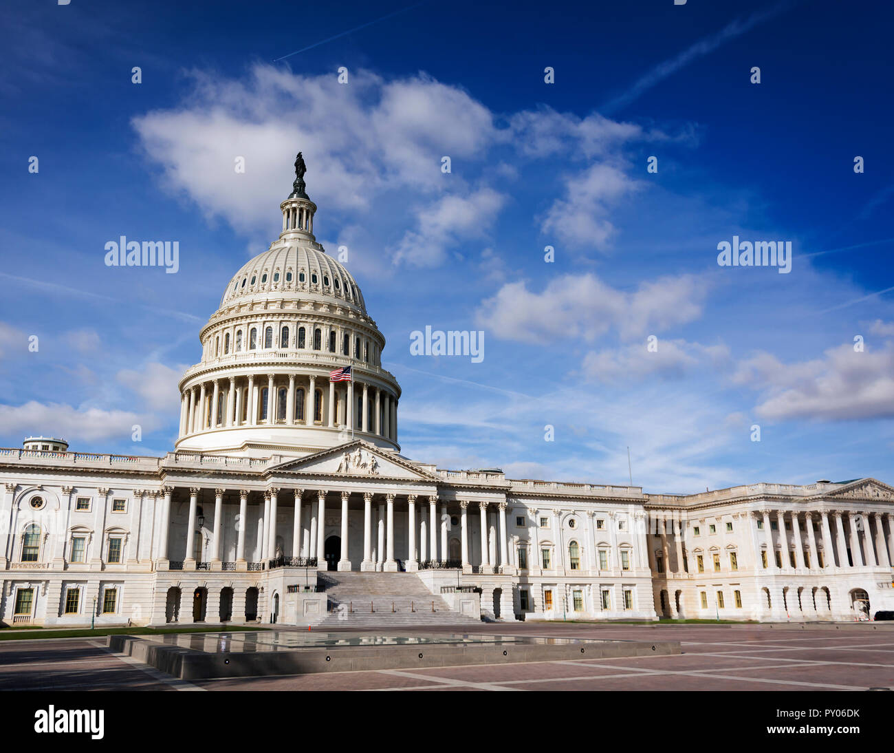 Façade du Congrès des États-Unis sur la colline du Capitole, à Washington DC, un jour ensoleillé Banque D'Images