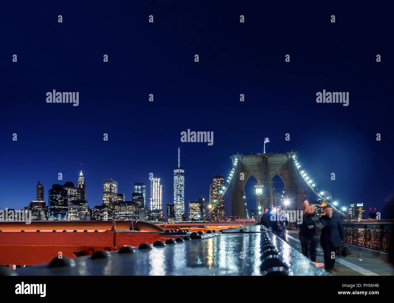 New York skyline nuit vu depuis le pont de Brooklyn chemin piétonnier Banque D'Images