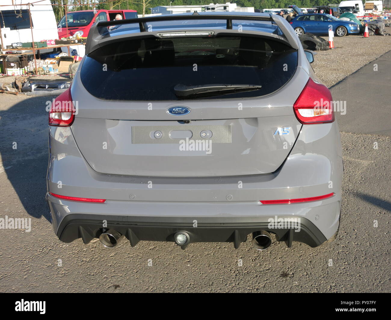 Ford Focus RS mk3 année modèle 2016 au circuit de Donnington Park race car show - illustré en couleur gris furtif vue arrière Banque D'Images