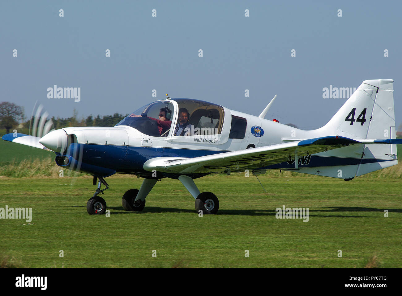 British Aerospace Bulldog 120 G-JWCM de Neil Cooper au Royal Aero Club RAeC Air Race Series à grand terrain d'Oakley, Essex, Royaume-Uni. Vol privé Banque D'Images