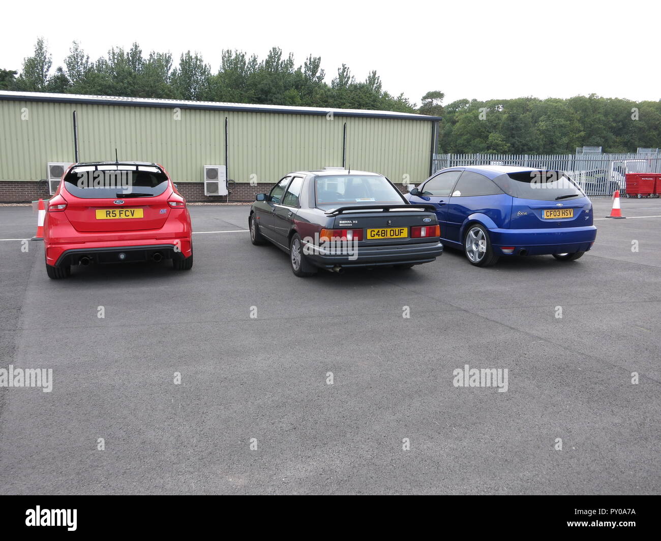 Ford Focus RS mk1 en bleu focus rs mk3 en rouge et la Sierra Sapphire RS Cosworth en gris sur afficher sur l'interface RS OWNERS CLUB journée nationale au circuit de Donnington Park Banque D'Images