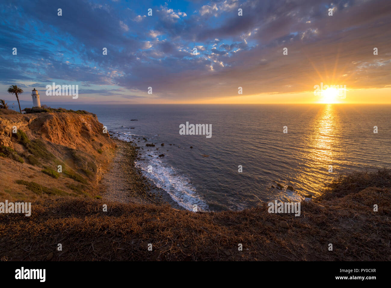 Belle vue sur la côte de Vicente Lighthouse Point au sommet de la falaise abrupte de Rancho Palos Verdes, California au coucher du soleil Banque D'Images