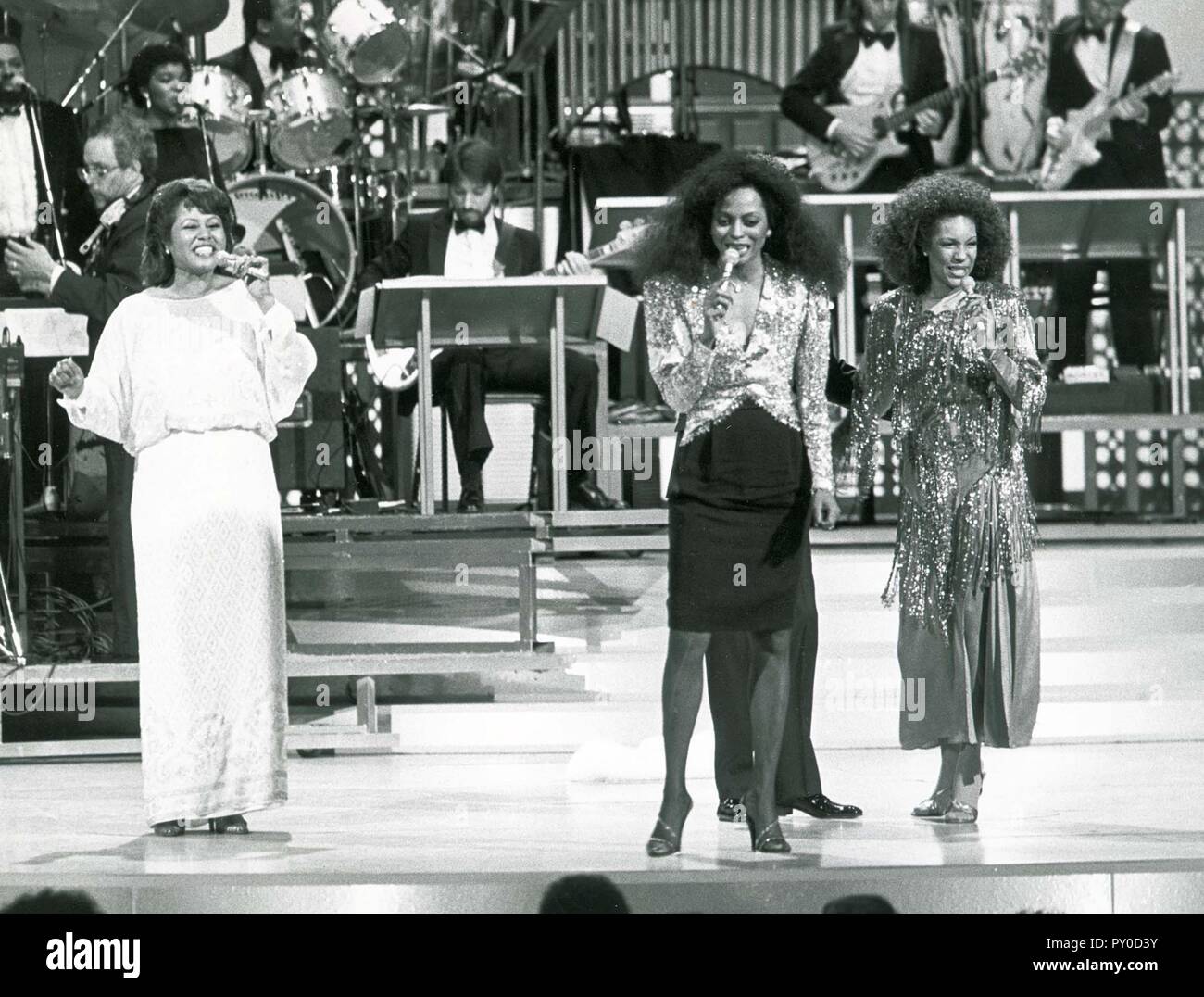 La Rockefeller Plaza, à New York. 25 'Motown : Hier, aujourd'hui, Forever'. Diana Ross est rejoint par Cindy Birdsong (à gauche) et Mary Wilson (à droite), la première fois qu'ils avaient chanté ensemble depuis Ross a quitté l'indochine pour faire carrière comme actrice et artiste solo. Date : lundi 16 mai 1983 Photo fournie par Landmark / MediaPunch Banque D'Images